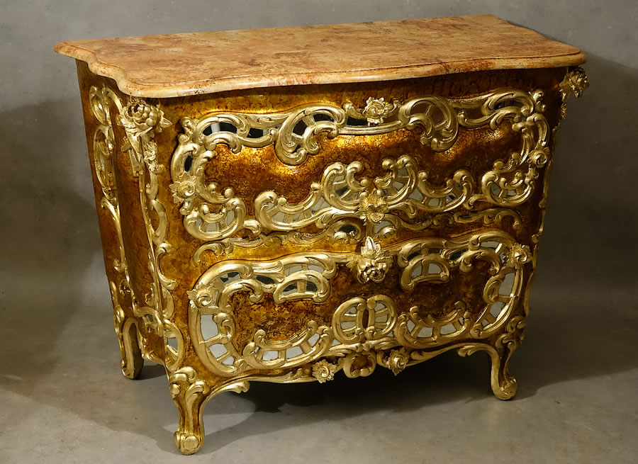 Barock-Rokoko-Kommode, geschnitzt, vergoldet und lackiert, aus dem Besitz des Fürstenhauses von Thurn und Taxis